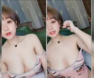 날씬한 허리, 큰 D컵, 잘생긴 외모, 짧은 머리, 알몸, 자위, 유혹, 벗은 알몸, 가슴 흔들림, 클로즈업, 손가락질